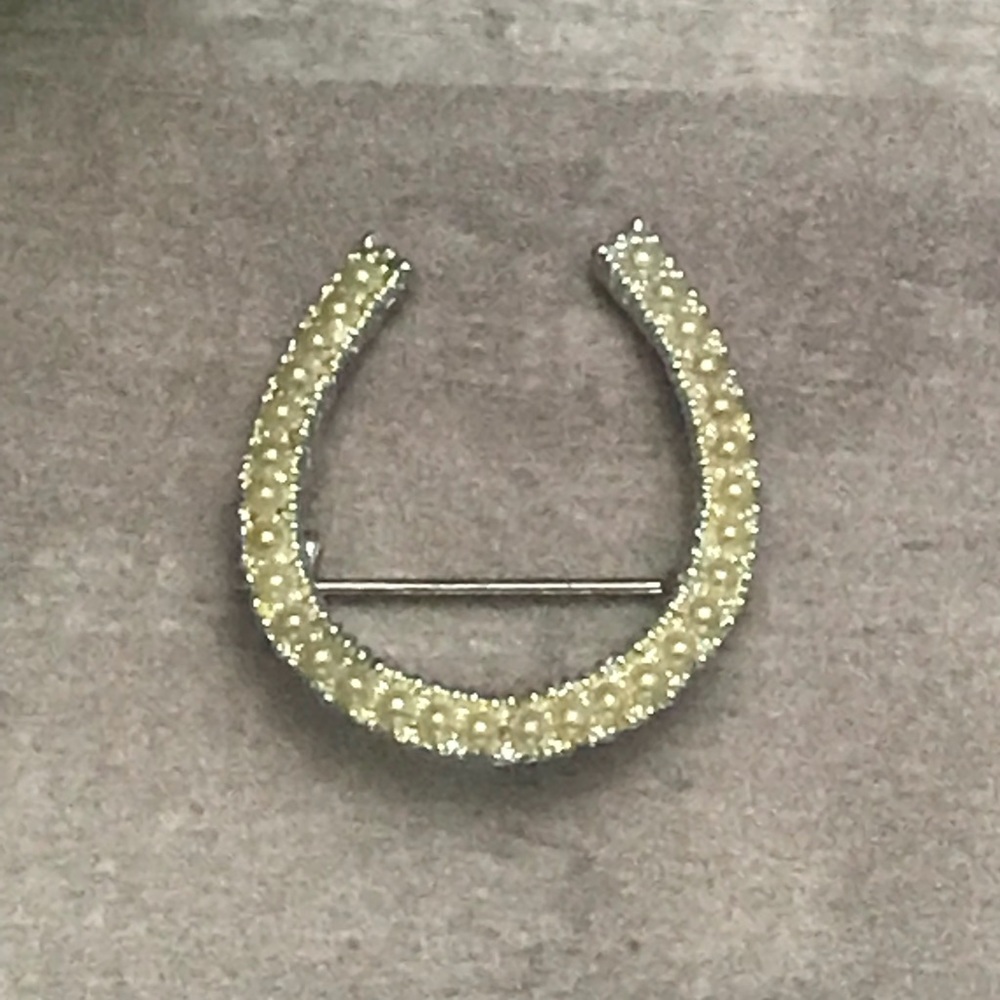 Vintage | Pearl Horseshoe Brooch